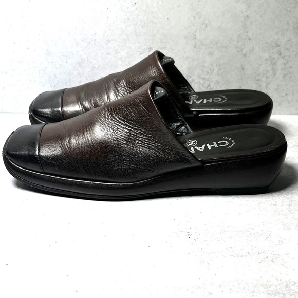 Vintage CHANEL slides in brown leather with black toecap - Picture 2 of 5